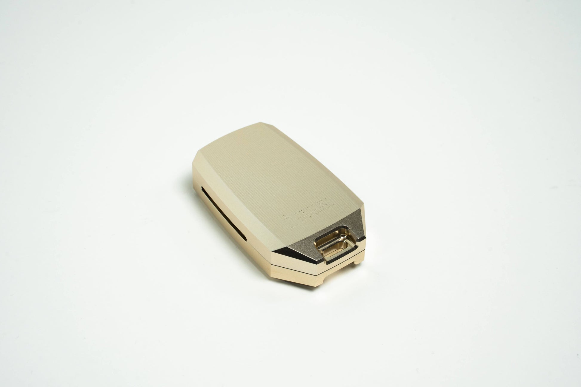 アルミキーケース｜切削加工によるシャープな造形とラグジュアリーなカラー IBUKI